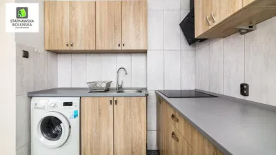 Кухиња; кухињски апарати, дрвени под, природно светло, модерни стил