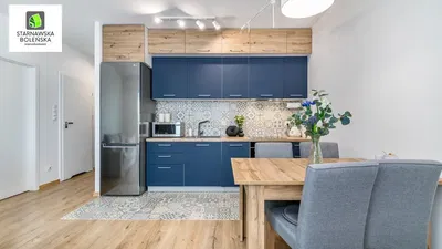 Küche; küchengeräte, holzboden, tageslicht, moderner stil