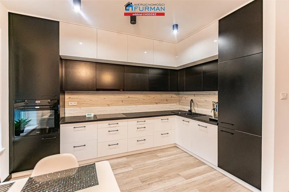 Mutfak; mutfak aletleri, ahşap zemin, doğal ışık, modern stil