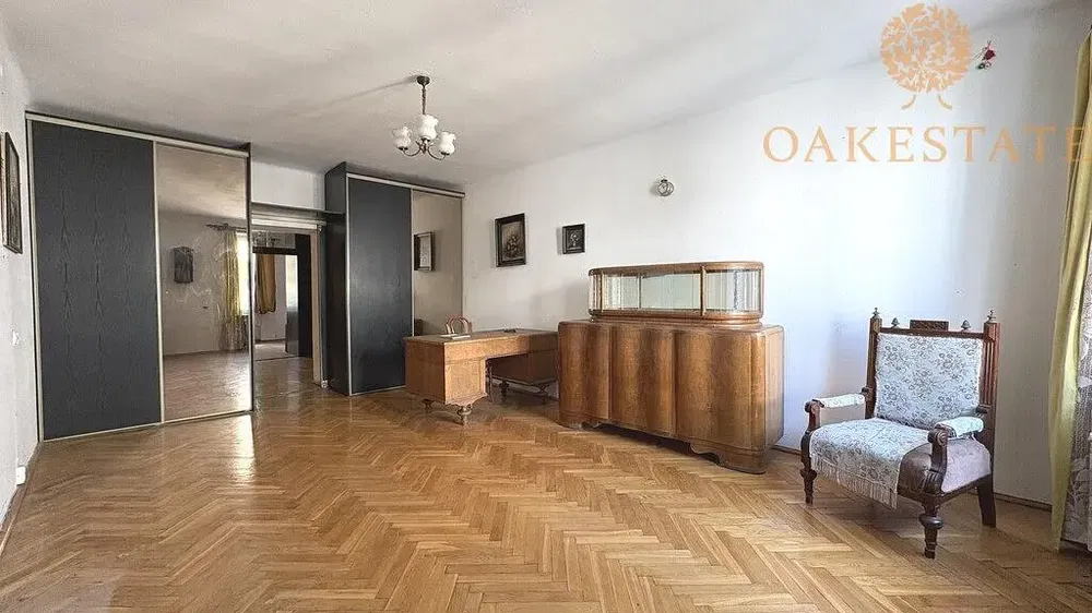 Keuken; keukenapparatuur, houten vloer, natuurlijk licht, moderne stijl