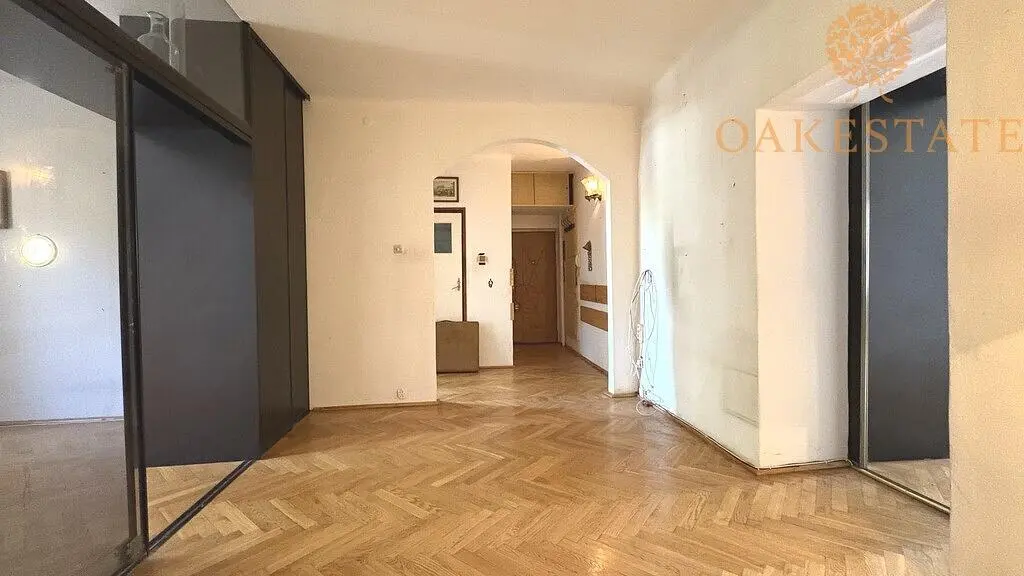 Keuken; keukenapparatuur, houten vloer, natuurlijk licht, moderne stijl