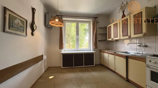 Mutfak; mutfak aletleri, ahşap zemin, doğal ışık, modern stil