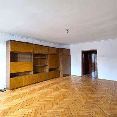 Kuchyně; kuchyňské spotřebiče, dřevěná podlaha, přirozené světlo, moderní styl