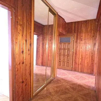 Kuchyně; kuchyňské spotřebiče, dřevěná podlaha, přirozené světlo, moderní styl