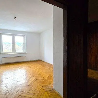 Kuchyně; kuchyňské spotřebiče, dřevěná podlaha, přirozené světlo, moderní styl