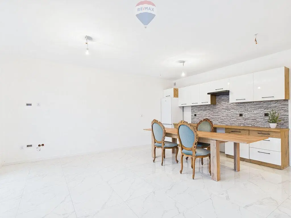 Cuisine; électroménager, carrelage, lumière naturelle, style moderne