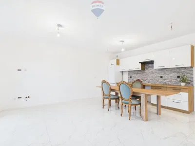 Kuchyně; kuchyňské spotřebiče, dlažba, přirozené světlo, moderní styl