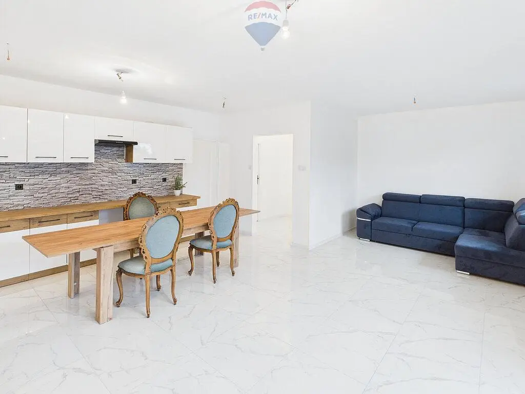 Kuchyně; kuchyňské spotřebiče, dřevěná podlaha, přirozené světlo, moderní styl