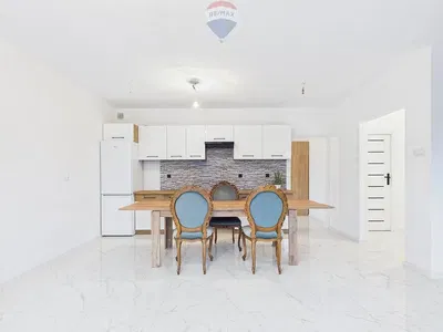 Kuchyně; kuchyňské spotřebiče, dřevěná podlaha, přirozené světlo, moderní styl