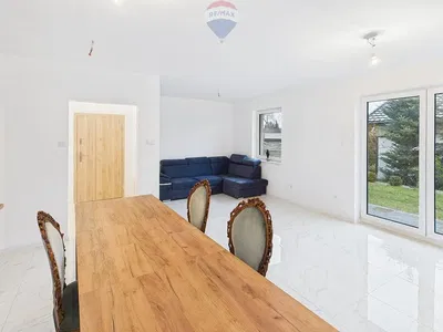 Kuchyně; kuchyňské spotřebiče, dřevěná podlaha, přirozené světlo, moderní styl