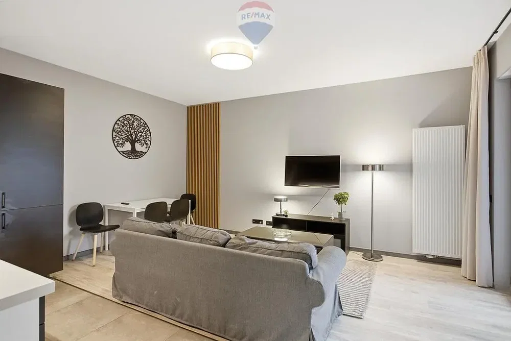 Küche; küchengeräte, holzboden, tageslicht, moderner stil