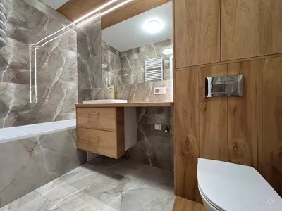 Kuchyně; kuchyňské spotřebiče, dřevěná podlaha, přirozené světlo, moderní styl