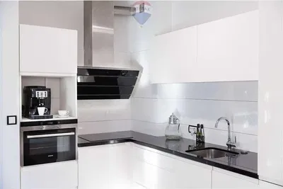 Kuchyně; kuchyňské spotřebiče, dřevěná podlaha, přirozené světlo, moderní styl