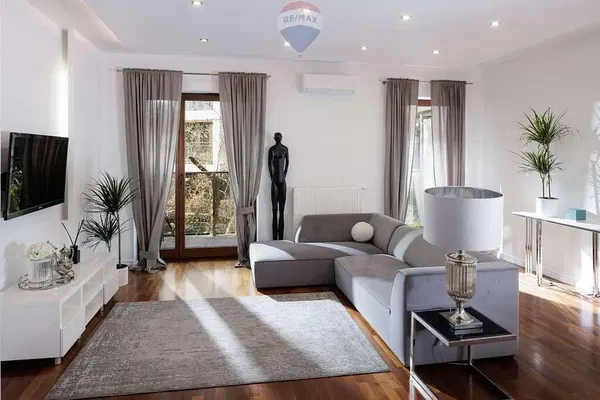 Kuchyně; kuchyňské spotřebiče, dřevěná podlaha, přirozené světlo, moderní styl