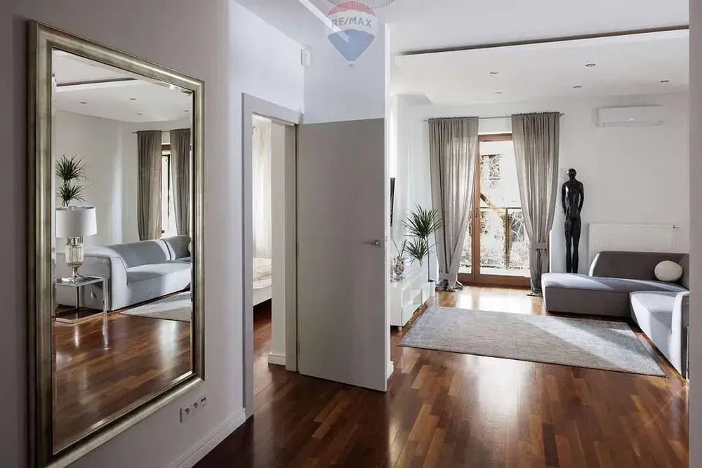 Kuchyně; kuchyňské spotřebiče, dřevěná podlaha, přirozené světlo, moderní styl