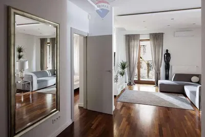 Kuchyně; kuchyňské spotřebiče, dřevěná podlaha, přirozené světlo, moderní styl