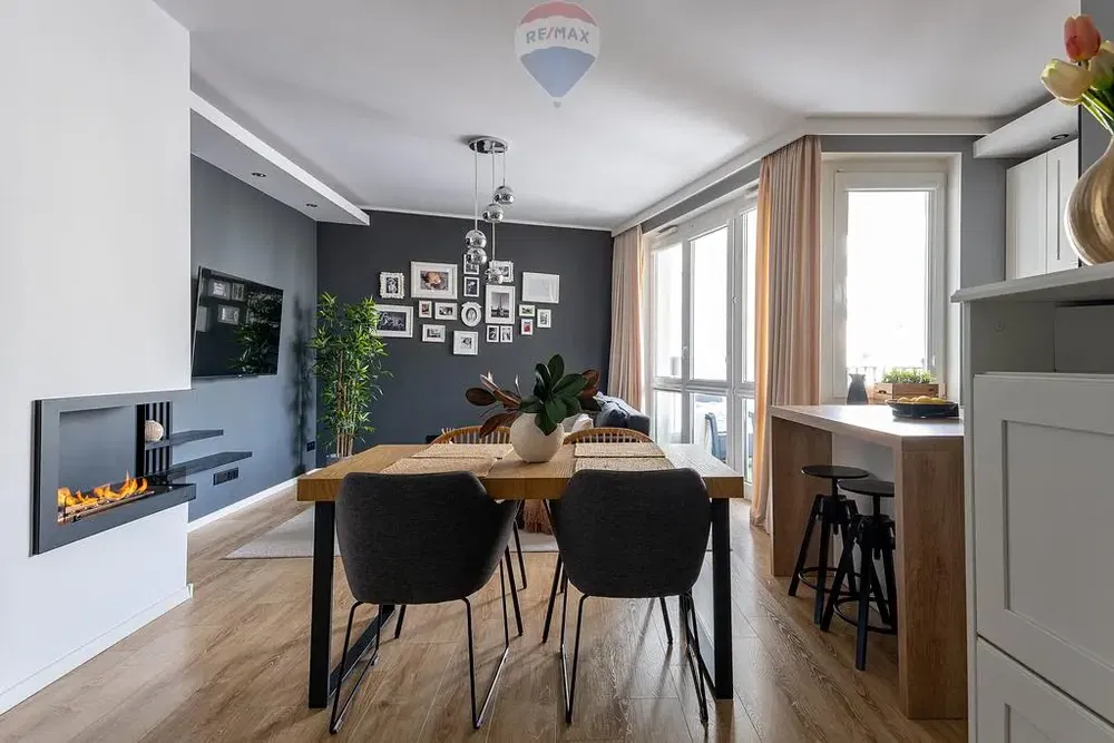 Kuchyně; kuchyňské spotřebiče, dřevěná podlaha, přirozené světlo, moderní styl