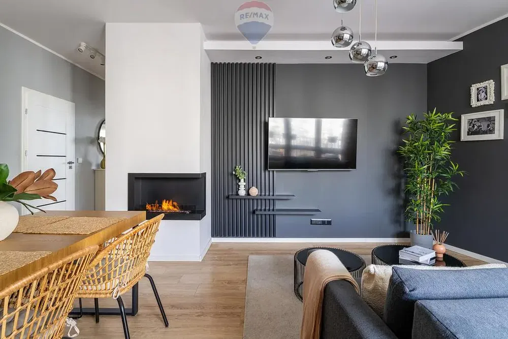 Kuchyně; kuchyňské spotřebiče, dřevěná podlaha, přirozené světlo, moderní styl