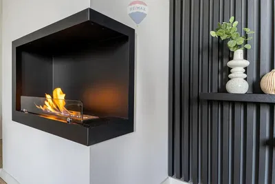 Kuchyně; kuchyňské spotřebiče, dřevěná podlaha, přirozené světlo, moderní styl