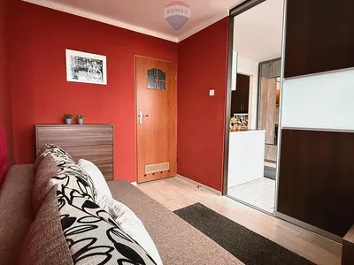 Obývací pokoj; dřevěná podlaha, přirozené světlo, moderní styl