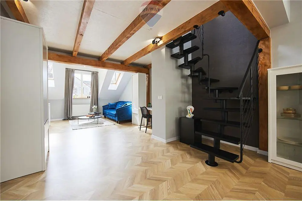 Küche; küchengeräte, holzboden, tageslicht, moderner stil