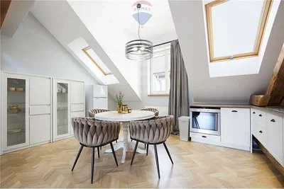 Küche; küchengeräte, holzboden, tageslicht, moderner stil