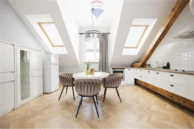 Küche; küchengeräte, holzboden, tageslicht, moderner stil