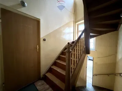 Kuchyně; kuchyňské spotřebiče, dřevěná podlaha, přirozené světlo, moderní styl