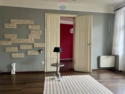 Kuhinja; kućanski aparati, drveni pod, prirodna svjetlost, moderan stil