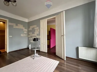 Kuhinja; kućanski aparati, drveni pod, prirodna svjetlost, moderan stil