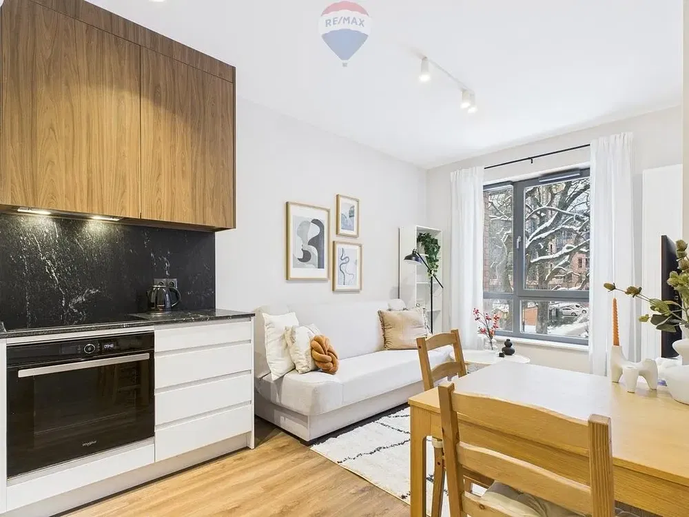 Кухиња; кухињски апарати, дрвени под, природно светло, модерни стил