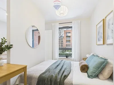 Кухиња; кухињски апарати, дрвени под, природно светло, модерни стил