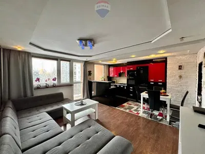 Kuchyně; kuchyňské spotřebiče, dřevěná podlaha, přirozené světlo, moderní styl