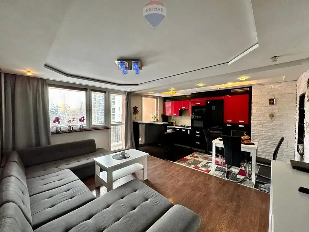 Cuisine; électroménager, parquet, lumière naturelle, style moderne