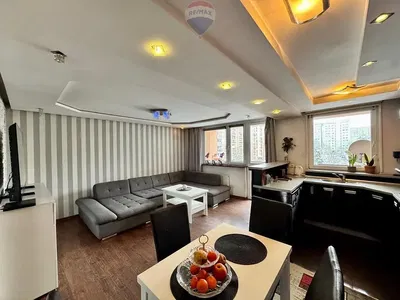 Kuchyně; kuchyňské spotřebiče, dřevěná podlaha, přirozené světlo, moderní styl