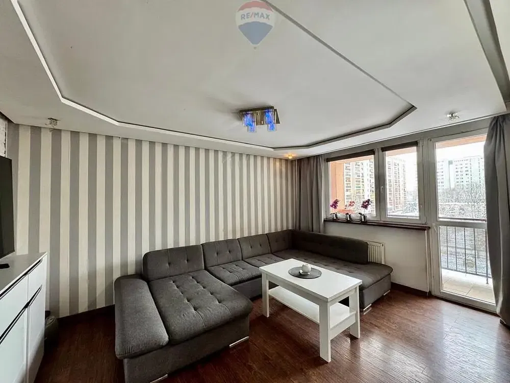 Kuchyně; kuchyňské spotřebiče, dřevěná podlaha, přirozené světlo, moderní styl