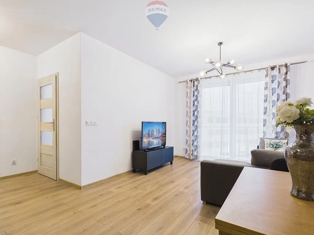 Küche; küchengeräte, holzboden, tageslicht, moderner stil