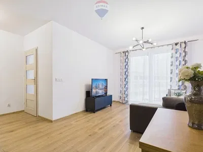 Kuchyně; kuchyňské spotřebiče, dřevěná podlaha, přirozené světlo, moderní styl