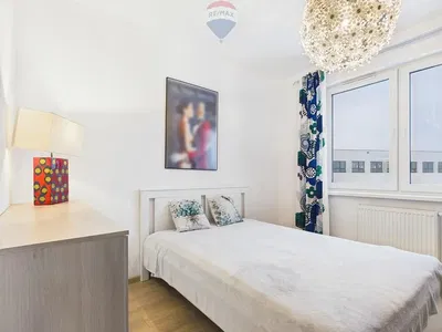 Kuchyně; kuchyňské spotřebiče, dřevěná podlaha, přirozené světlo, moderní styl