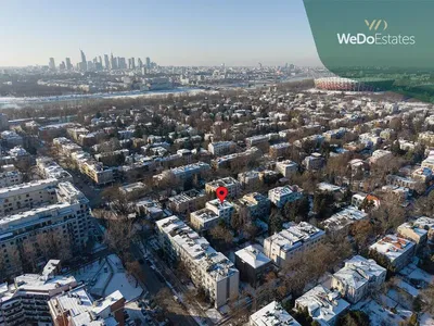 Kuhinja; kućanski aparati, drveni pod, prirodna svjetlost, moderan stil