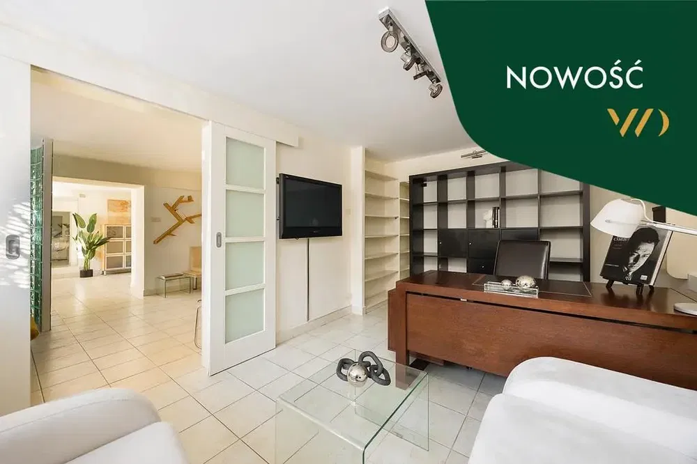 Kuhinja; kućanski aparati, drveni pod, prirodna svjetlost, moderan stil