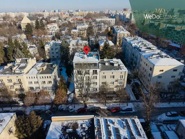 Dnevni boravak; drveni pod, prirodna svjetlost, moderan stil