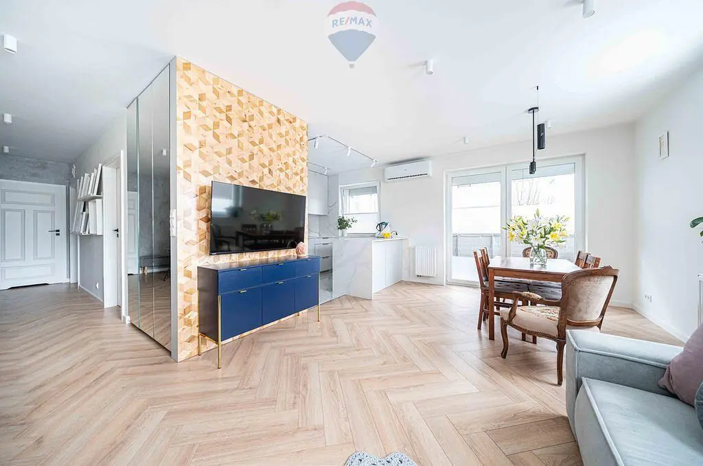 Kuhinja; kućanski aparati, drveni pod, prirodna svjetlost, moderan stil