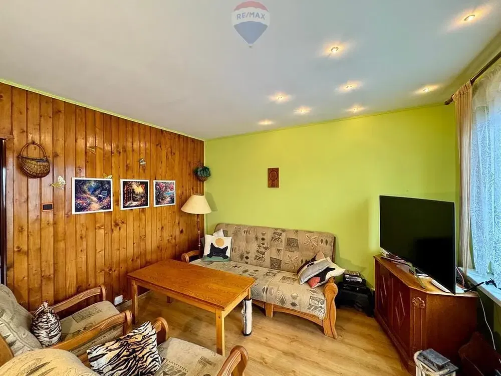 Kuhinja; kućanski aparati, drveni pod, prirodna svjetlost, moderan stil