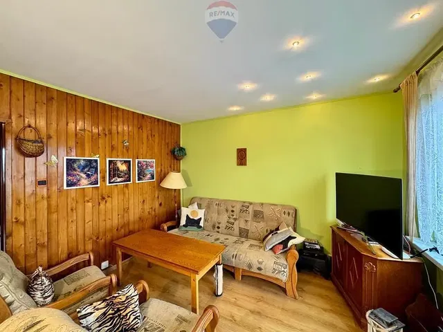 Кухня; кухненски уреди, дървен под, естествена светлина, модерен стил