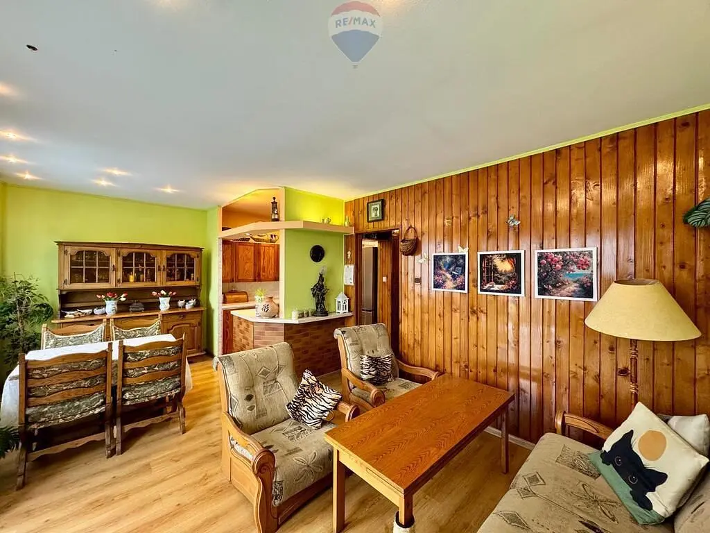 Kuhinja; kućanski aparati, drveni pod, prirodna svjetlost, moderan stil