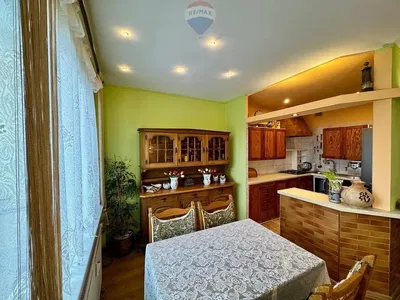 Kuhinja; kućanski aparati, drveni pod, prirodna svjetlost, moderan stil