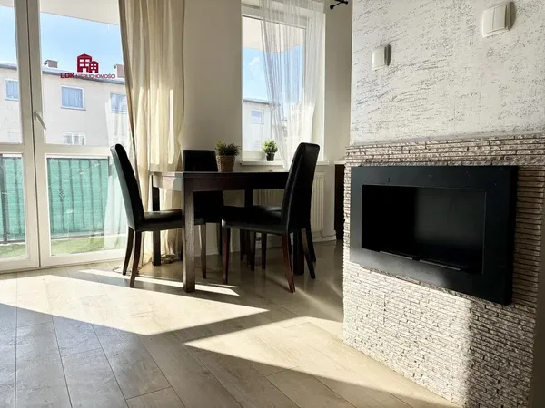 Kuhinja; kućanski aparati, drveni pod, prirodna svjetlost, moderan stil