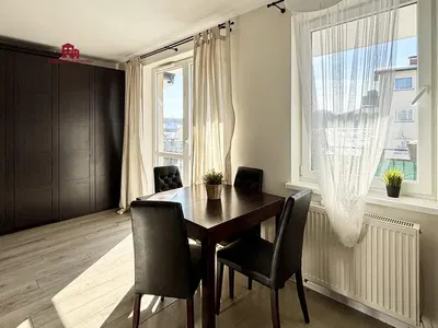 Kuhinja; kućanski aparati, drveni pod, prirodna svjetlost, moderan stil