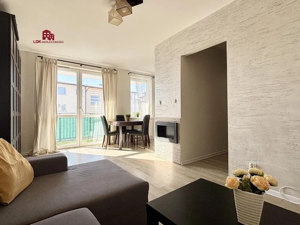 Kuhinja; kućanski aparati, drveni pod, prirodna svjetlost, moderan stil